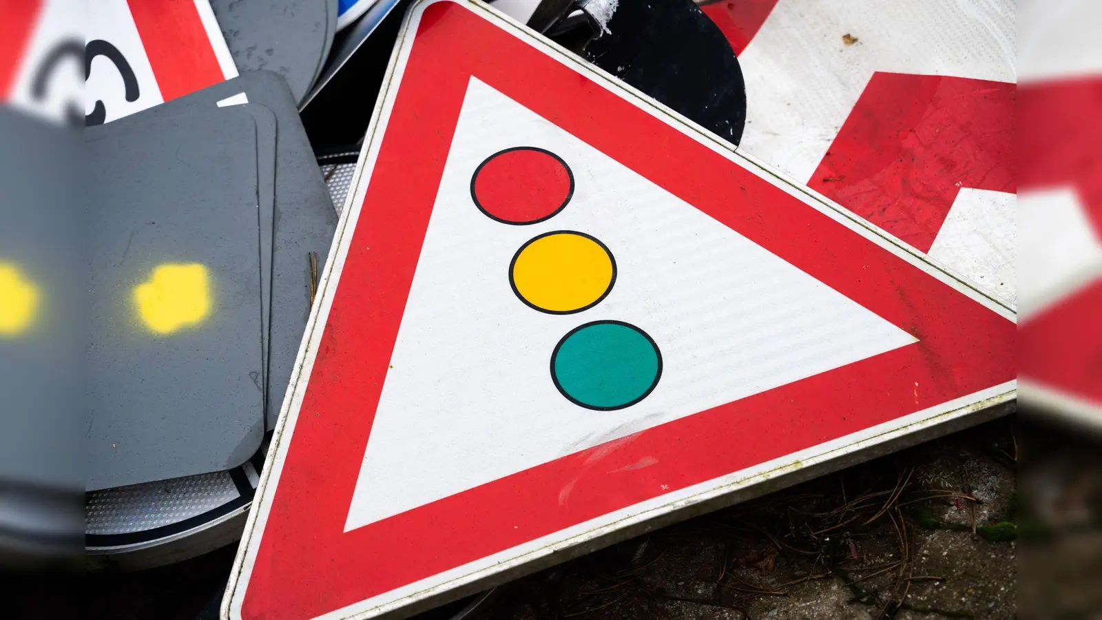 Ein Mann ist von einem durch ein Auto herausgerissenen Ampelmast in Nürnberg getroffen und schwer verletzt worden.  (Symbolbild: Alicia Windzio/dpa)