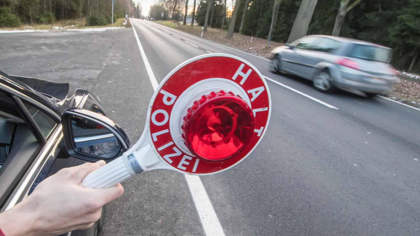 Auf der B85 bei Poppenricht hat die Polizei eine alkoholisierte Autofahrerin aus dem Verkehr gezogen. (Archivbild: Armin Weigel/dpa)