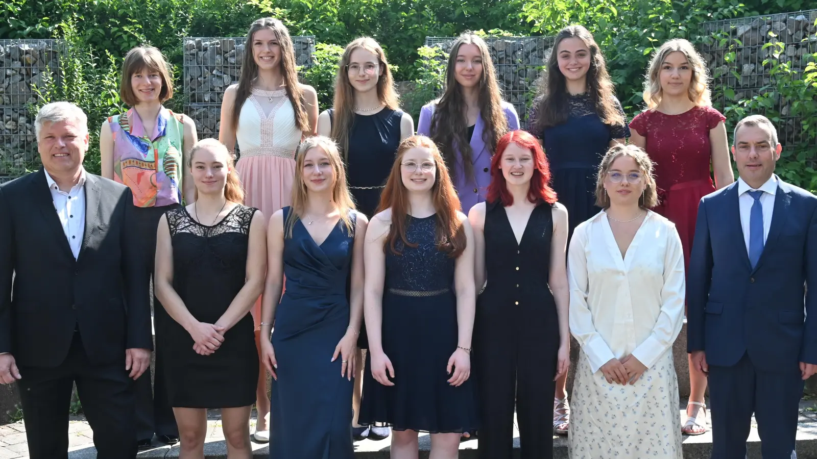 Die besten Absolventen des Gregor-Mendel-Gymnasiums mit Lehrern (von links): Oberstudiendirektor Christian Zenger, Paulina Lösch, Isabel Wöllmer, Laura Lösche, Celina Becker, Lisa-Christin Leitz, Amelie Gruber, Marta Schröck, Marietta König, Lisa-Marie Englmann, Lila Heldmann, Elisabeth Weiß und Oberstufenkoordinator Rüdiger Gleis. (Bild: gf)