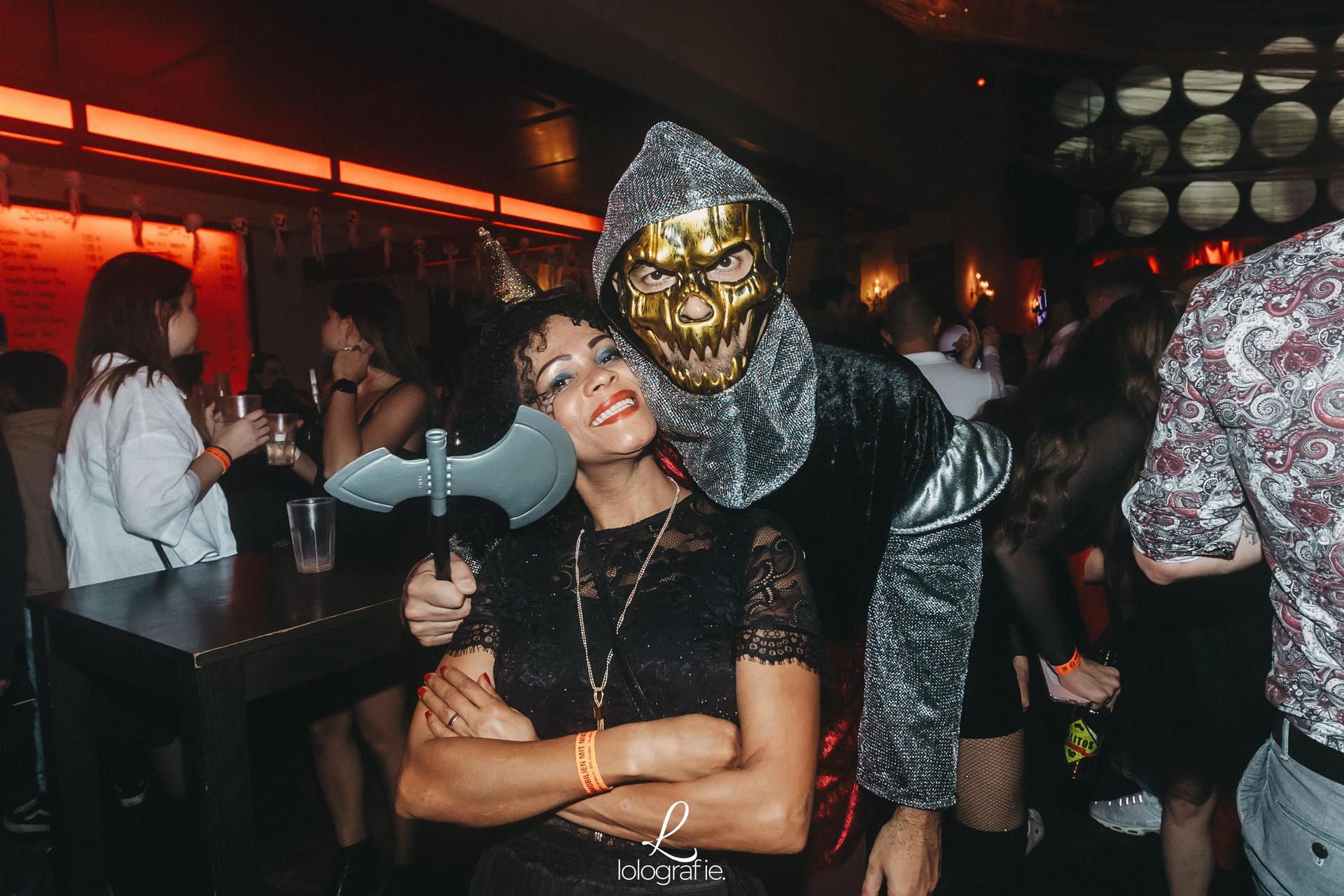 „Creepy Carneval” - das war das Motto der Halloween-Nacht im Casino. Und creepy waren auch viele der Partygäste mit ihren Verkleidungen. (Bild: Leonie Hartung)