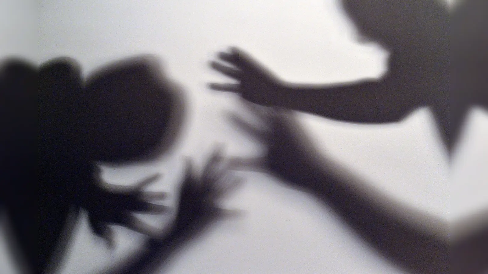 Ein 14-Jähriger hat in Hersbruck einen 13-Jährigen bis zur Bewusstlosigkeit gewürgt. Die Polizei ermittelt wegen gefährlicher Körperverletzung. (Symbolbild: Maurizio Gambarini/dpa)