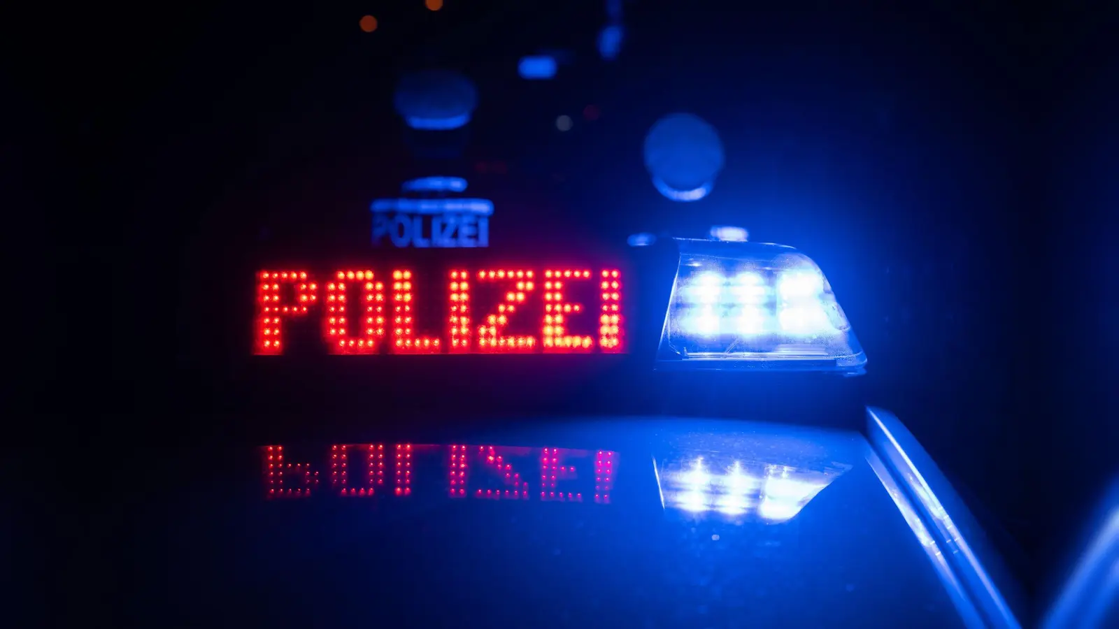 In Amberg haben Unbekannte aus einem Fahrzeug mehrere Teile ausgebaut. Die Polizei sucht nun Zeugen. (Symbolbild: Marijan Murat/dpa)