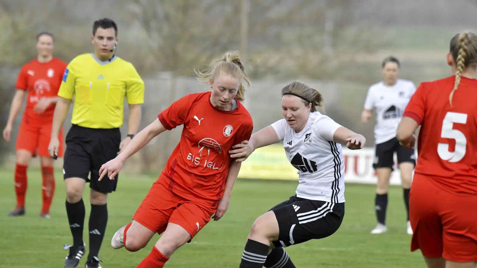 Anne Wagner (links/Szene aus dem Spiel gegen Kirchberg) schoss beim FC Ruderting das entscheidende Tor. (Archivbild: Hubert Ziegler)