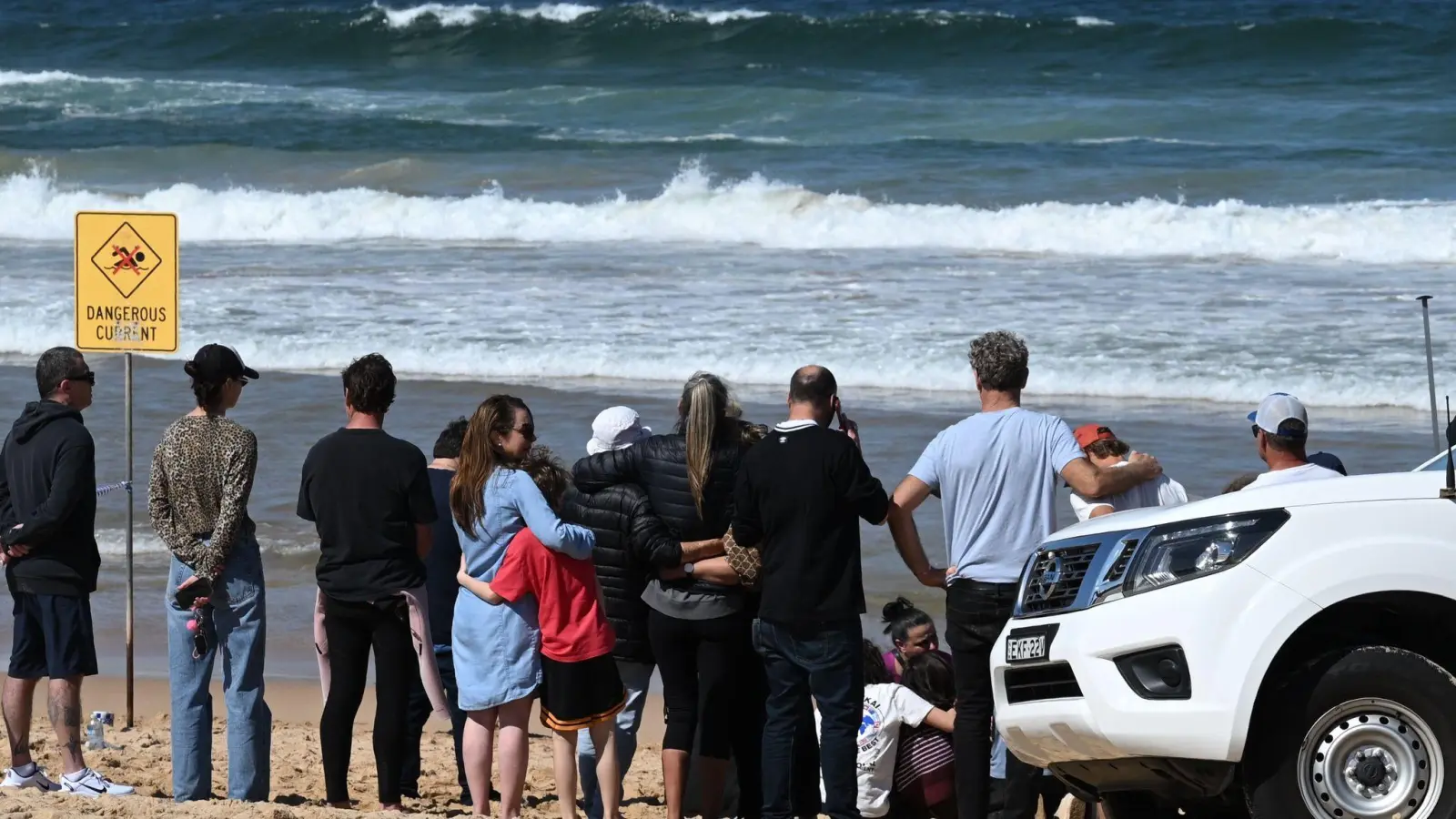 Familienangehörige und Freunde trauerten am Strand um das Opfer. (Bild: Dean Lewins/AAP/dpa)