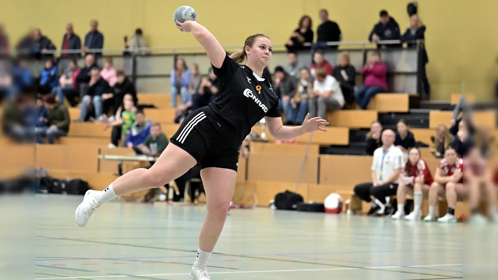 Victoria Schaller von der HG Amberg beim Siebenmeter: Am Samstag müssen die Amberger Handballerinnen dringend gegen das Tabellenschlusslicht, die SG Rohr/Pavelsbach, punkten.  (Bild: Hubert Ziegler)