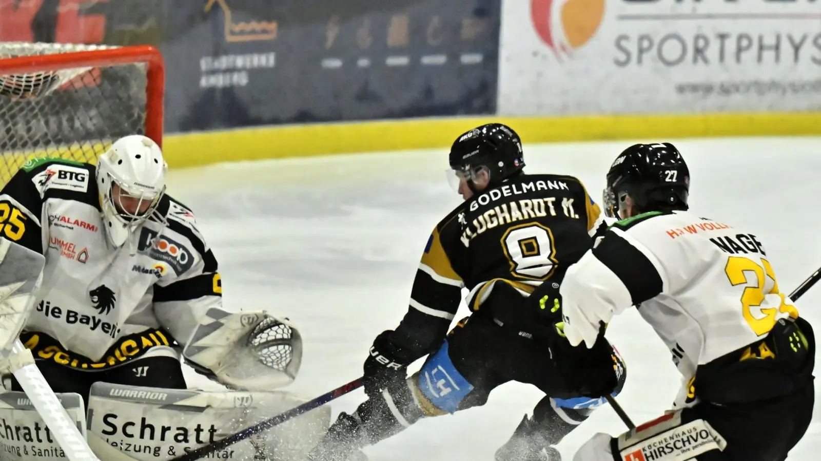 Max Klughardt (Mitte) vom ERSC Amberg vergibt in dieser Szene knapp eine Großchance.  (Bild: Hubert Ziegler)