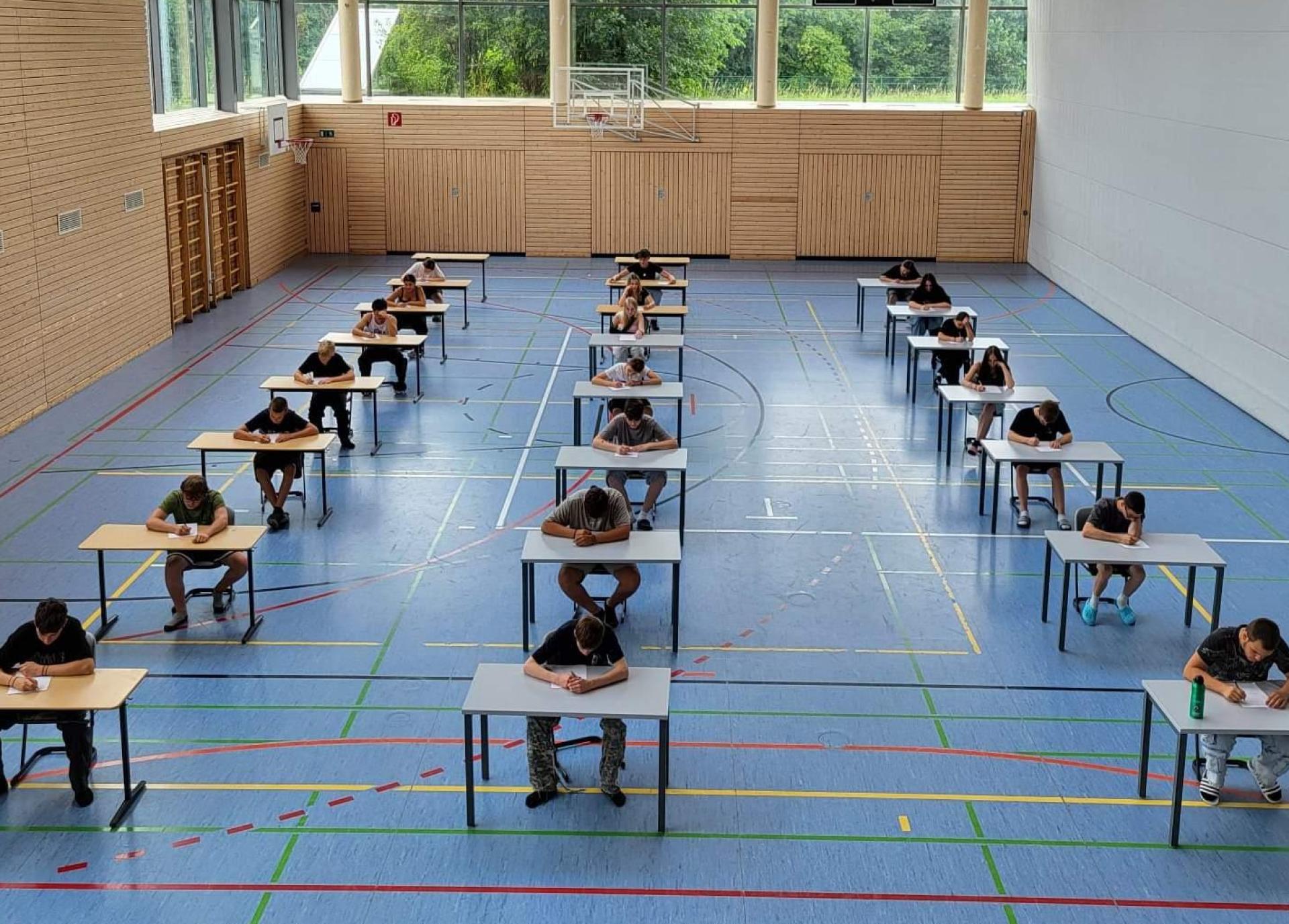 Für die Neuntklässler der Mittelschulen, wie hier an der Mittelschule Schnaittenbach, ist diese Woche Prüfungsstress angesagt. Dies gilt zumindest für jene, die sich den (freiwilligen) Prüfungen für den „Qualifizierenden Mittelschulabschluss” (Quali) unterziehen.  (Bild: u)