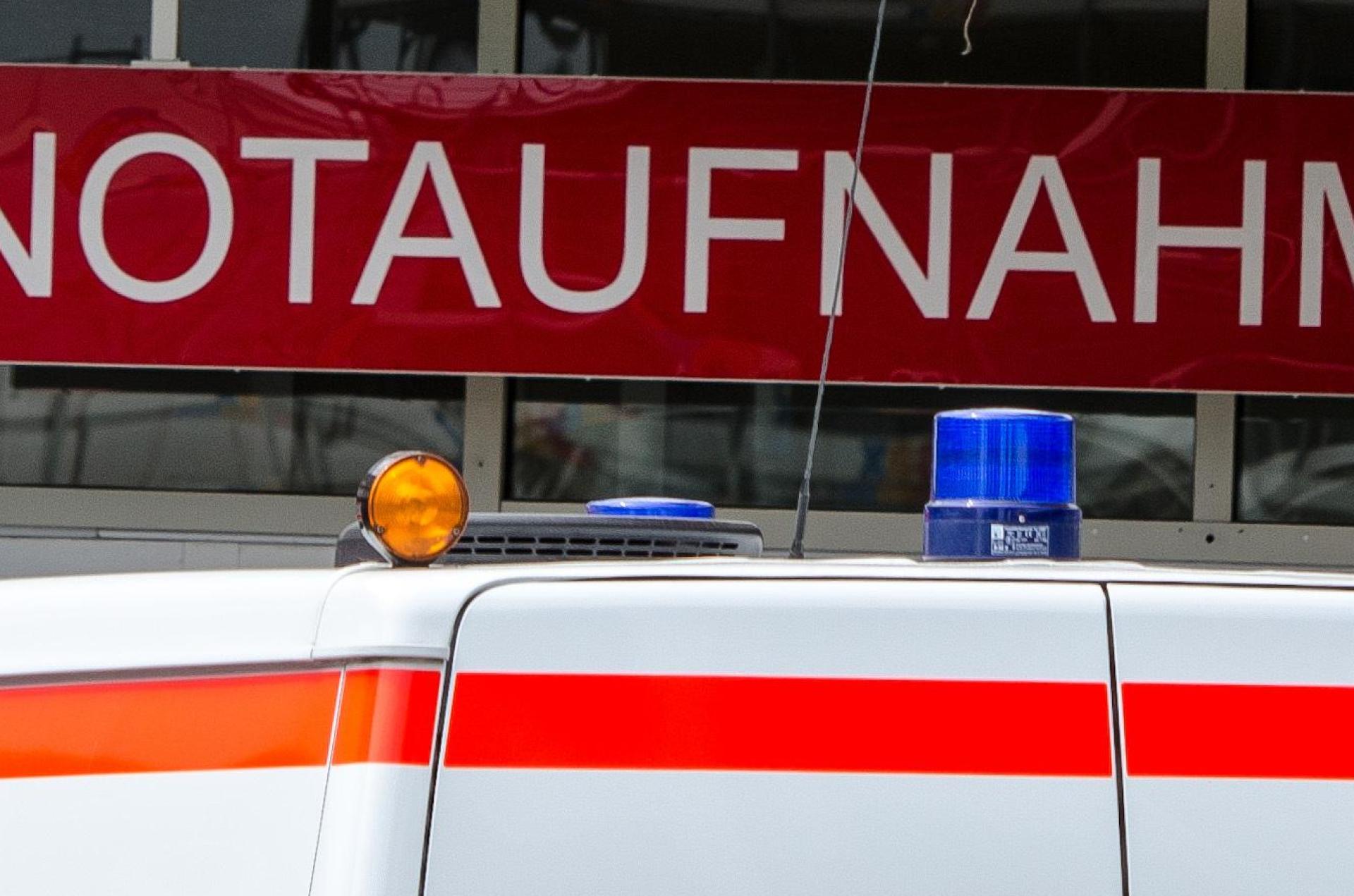 Ein Krankenwagen steht vor einer Notaufnahme. In Amberg erlitt ein Mann ein schweres Schädel-Hirn-Trauma nach einer Auseinandersetzung in der Innenstadt. Die Polizei sucht nach Zeugen. (Symbolbild: Armin Weigel /doa)