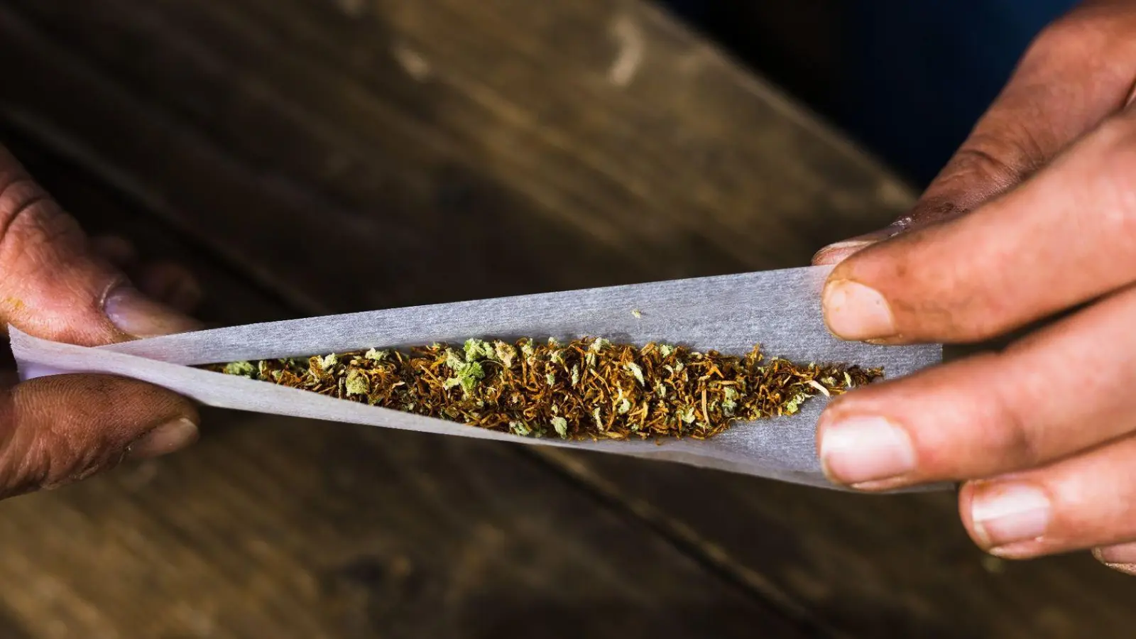 Ein 14-Jähriger wird in Schwandorf mit Marihuana erwischt. Die Polizei übergibt ihn an einen Erziehungsbeauftragten. (Symbolbild: Philipp von Ditfurth/dpa)