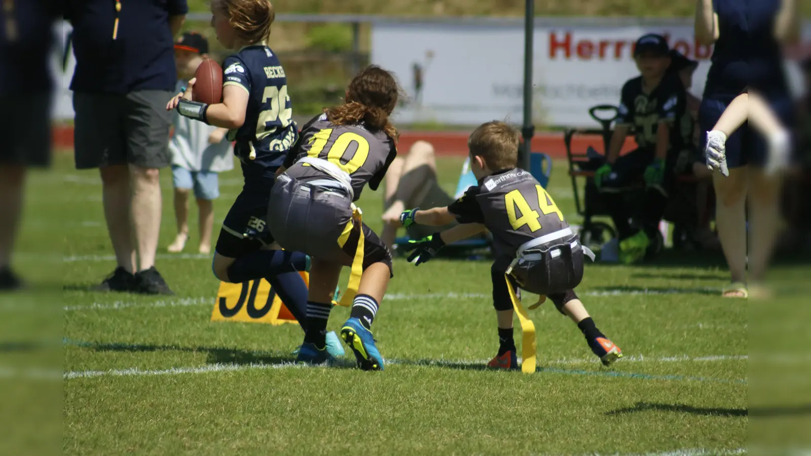 Kinder und Jugendliche sowie Erwachsene haben die Möglichkeit, am Samstag Flag Football zu testen.  (Bild: Mad Bulldogs)