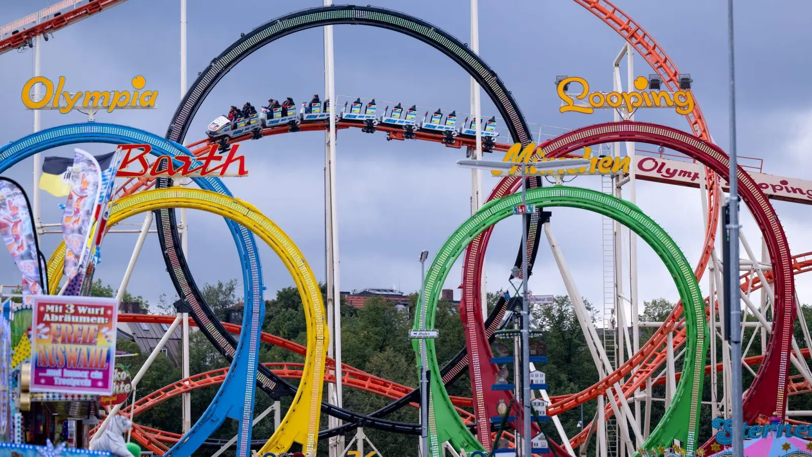 Bei Arbeiten an der legendären Olympia-Looping Achterbahn ist ein Mann gestorben. (Archivfoto) (Bild: Sven Hoppe/dpa)