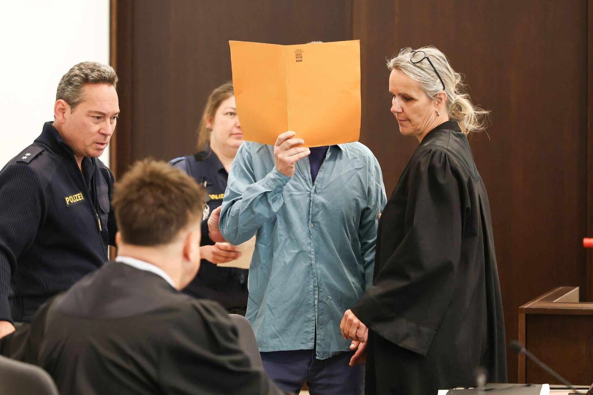 Ein 51 Jahre alter Mann steht in Nürnberg vor Gericht, weil er seine Ehefrau erdrosselt und ihre Leiche anschließend im Wald vergraben haben soll. (Bild: Daniel Löb/dpa)