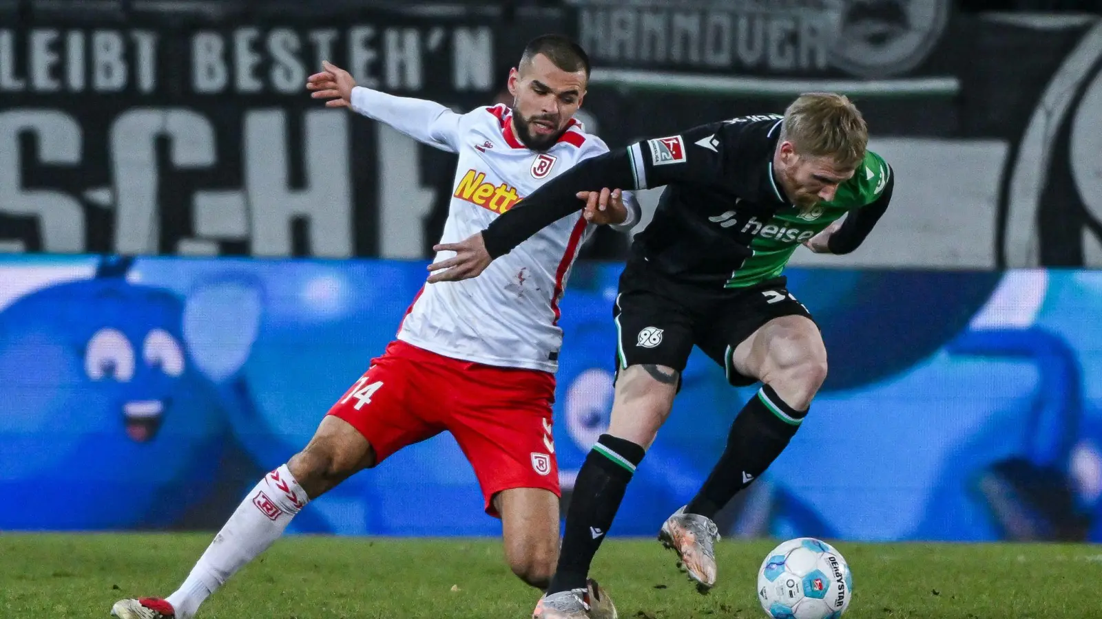 Robin Ziegele (l) bleibt bei Jahn Regensburg.  (Archivbild: Armin Weigel/dpa)