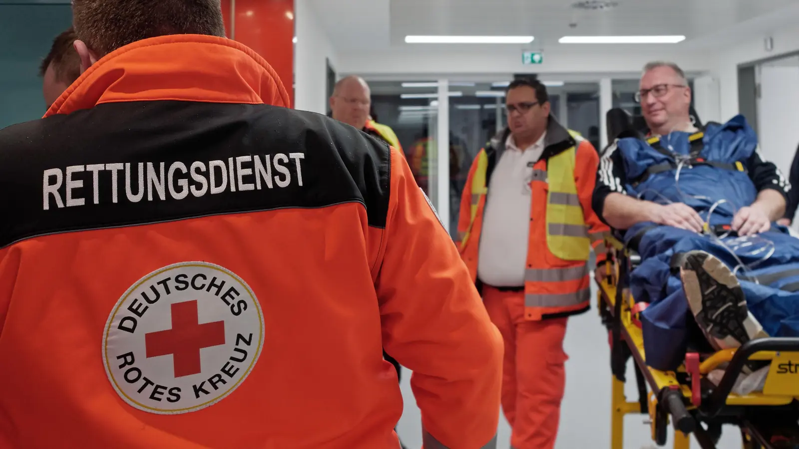 Rettungsdienst und Krankenhauspersonal übten Ernstfall vor Inbetriebnahme der neuen Zentralen Notaufnahme. (Bild: tr)