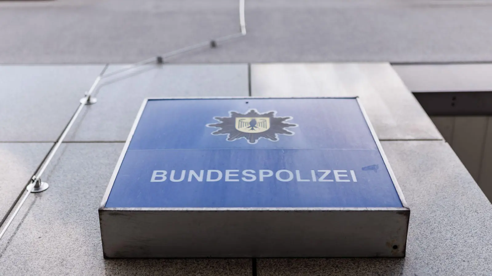 Die Bundespolizei sucht nach Zeuginnen und Zeugen. (Symbolbild) (Bild: Daniel Karmann/dpa)