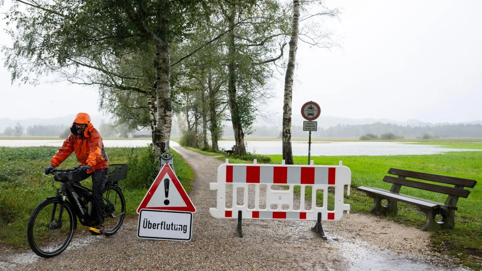 In Bayern bringen die Regenmassen mancherorts Überflutungen mit sich. (Bild: Lennart Preiss/dpa)