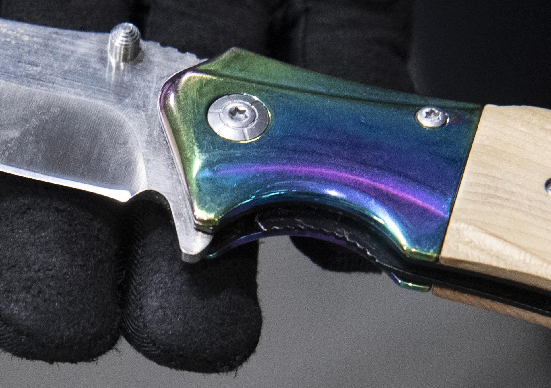 Ein 32-Jähriger hat mit einem Messer versucht eine Tankstelle in Nittendorf zu überfallen.  (Symbolbild: Paul Zinken/dpa)