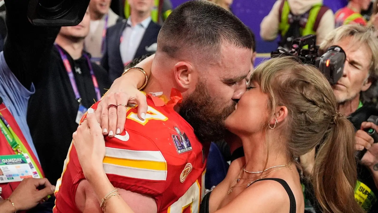 Trennungsgerüchte um Taylor Swift und Travis Kelce sorgen für Wirbel (Bild: John Locher/AP/dpa)