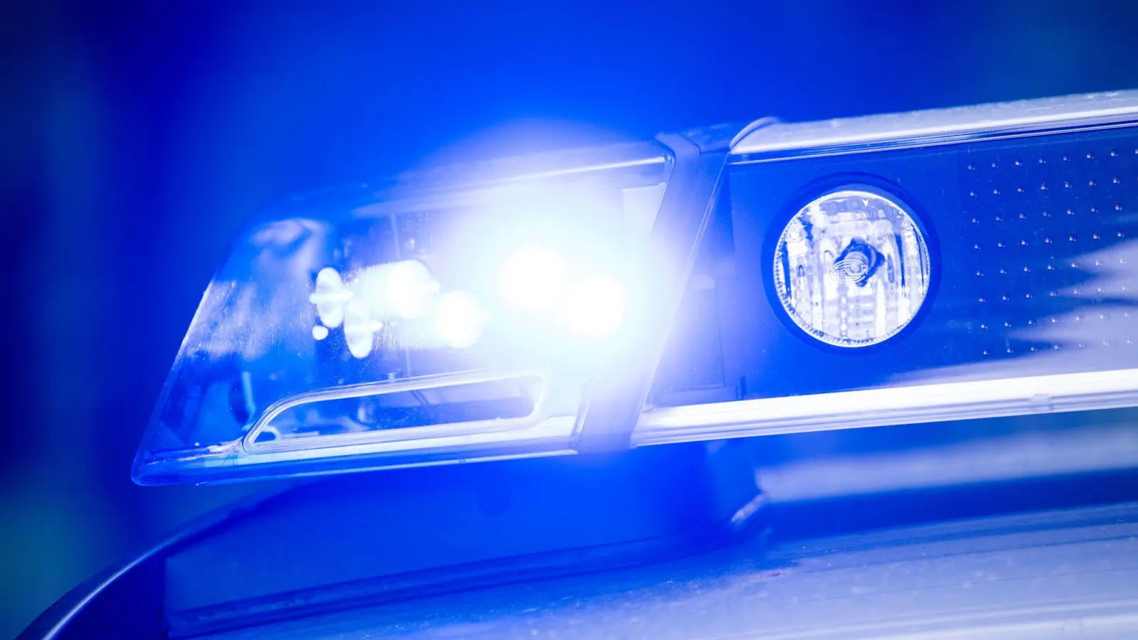 Bei dem Unfall ist eine 16-jährige Motorradfahrerin schwer verletzt worden. (Symbolbild: Lino Mirgeler/dpa)