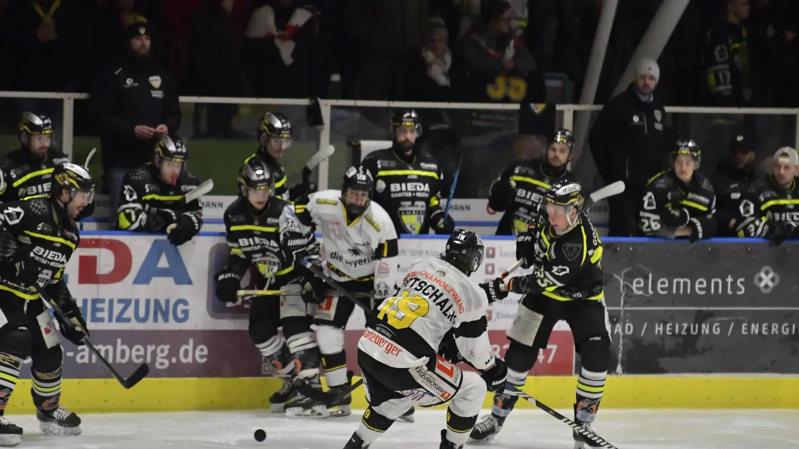 Felix Köbele (rechts) hatte mit zwei Toren maßgeblichen Anteil am Heimsieg des ERSC Amberg gegen die EA Schongau. (Bild: Hubert Ziegler)