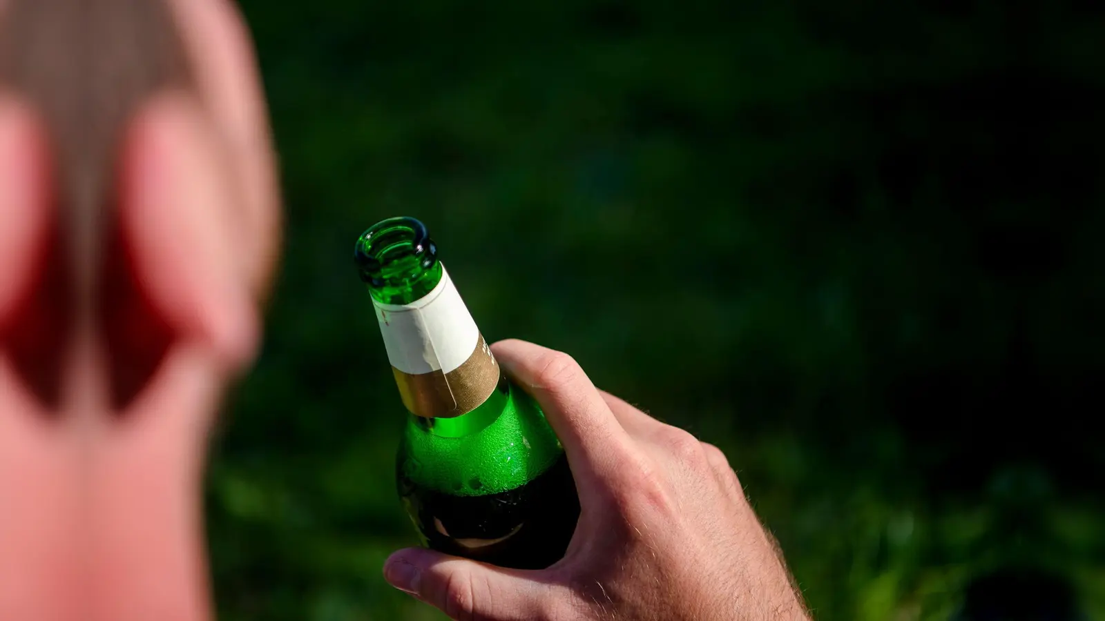 Ein Bier ist häufig der Anfang, kann aber in etwas Schlimmeren enden.  (Bild: Finn Winkler/dpa/Illustration)