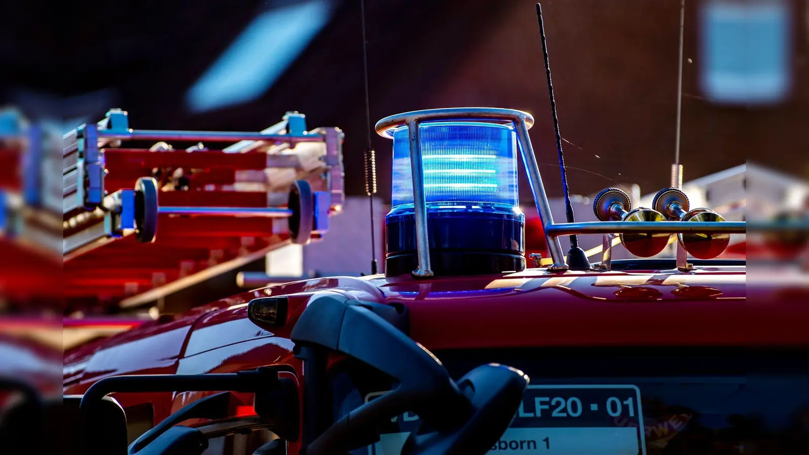 Die Feuerwehr rückte am Montag zu einem Brand in Steiningloh aus. (Symbolbild: David Inderlied/dpa)