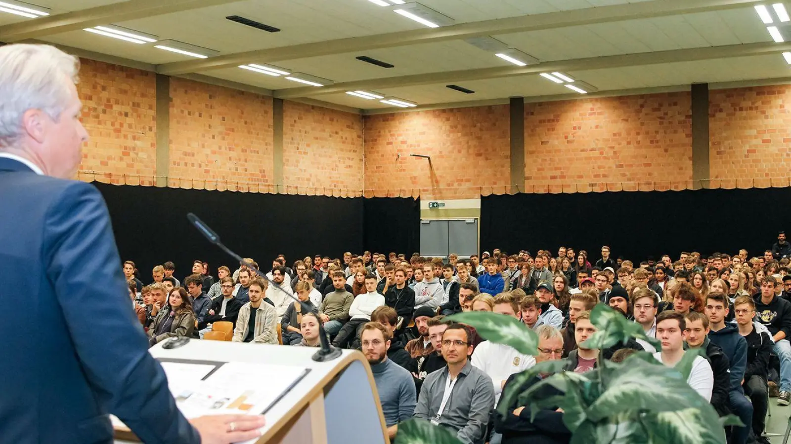 Prof. Dr. Clemens Bulitta, Präsident der Hochschule Amberg-Weiden, begrüßt in Amberg die Neulinge. (Bild: OTH Amberg-Weiden/Wiesel)