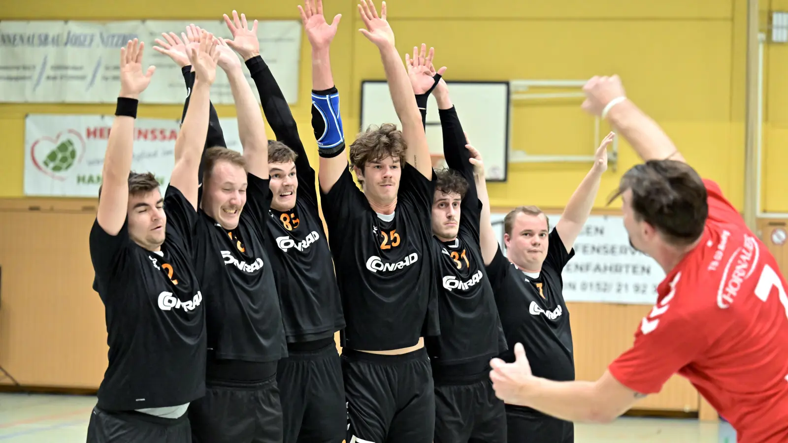 Hoch die Hände, Jahresende: Im letzten Spiel des Jahres empfangen die Handballer der HG Amberg (schwarze Trikots) den HC Forchheim. (Bild: Hubert Ziegler)