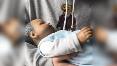 Das „RealCare Baby” simuliert den Tagesablauf eines Kleinkindes. (Bild: pjol)