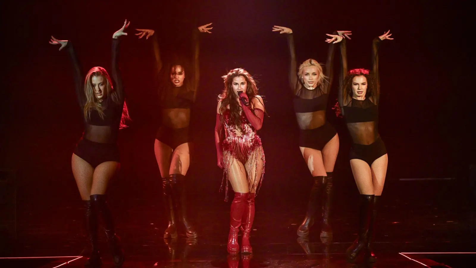 Sarah Engels überzeugte mit ihrem Lied „Fire“ und einer aufwendigen Choreografie. (Bild: Britta Pedersen/dpa)