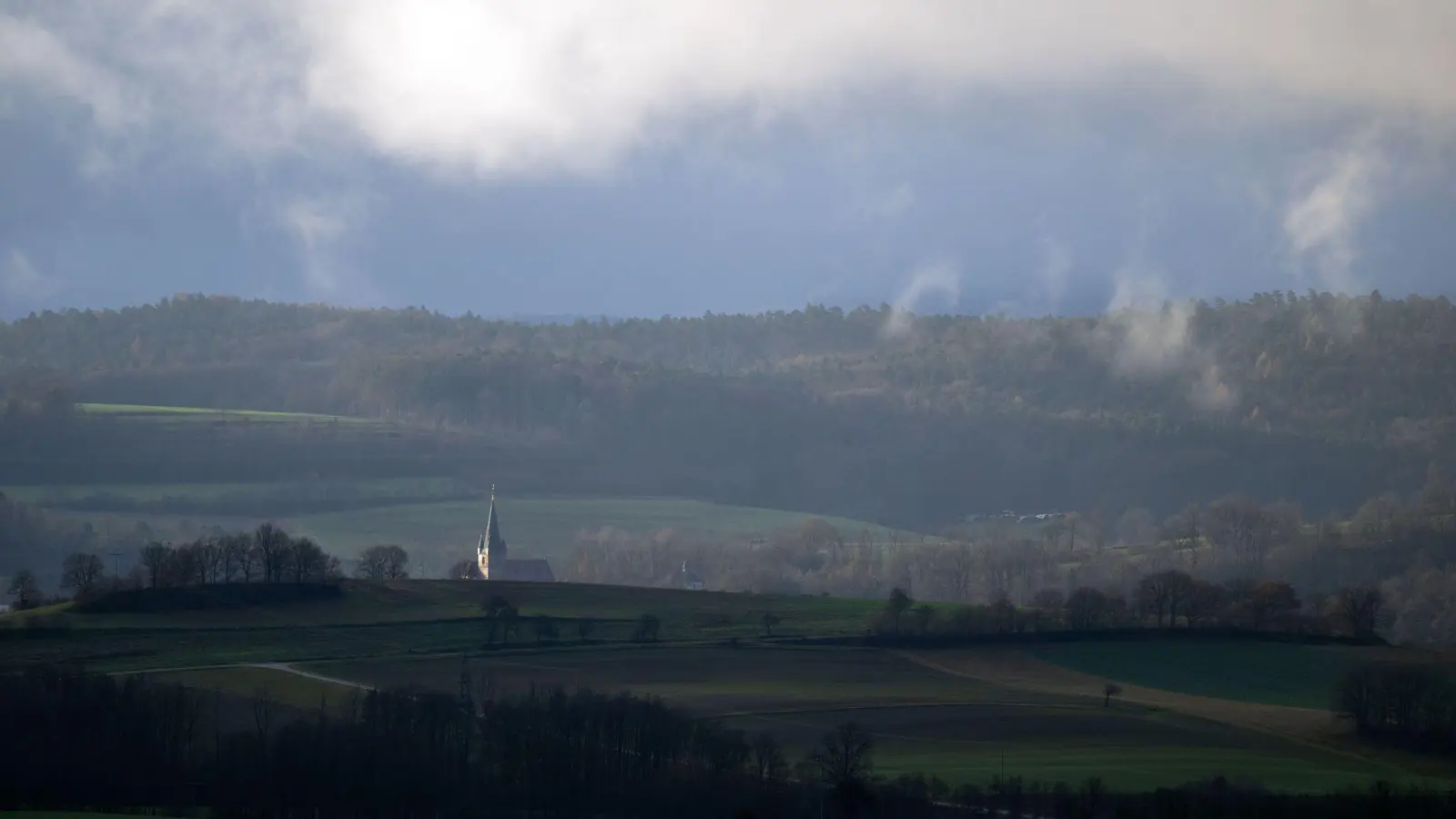 Schnee sehen die Bayern vorerst keinen. (Bild: Pia Bayer/dpa)