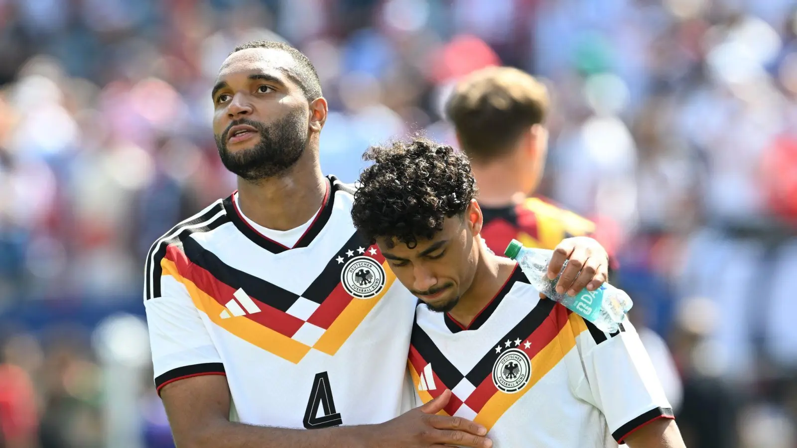 Bald auch im Verein Teamkollegen? Jonathan Tah (l) und der offenbar vom FC Bayern umworbene Nathaniel Brown. (Archivbild) (Bild: Federico Gambarini/dpa)