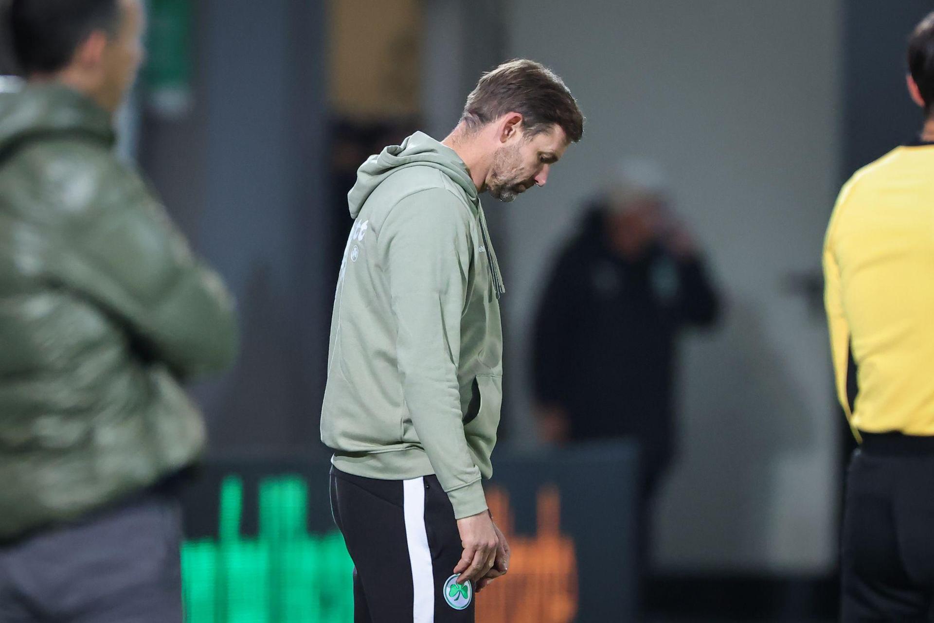 Der Druck auf Fürths Trainer Thomas Kleine wächst.  (Bild: Daniel Karmann/dpa)