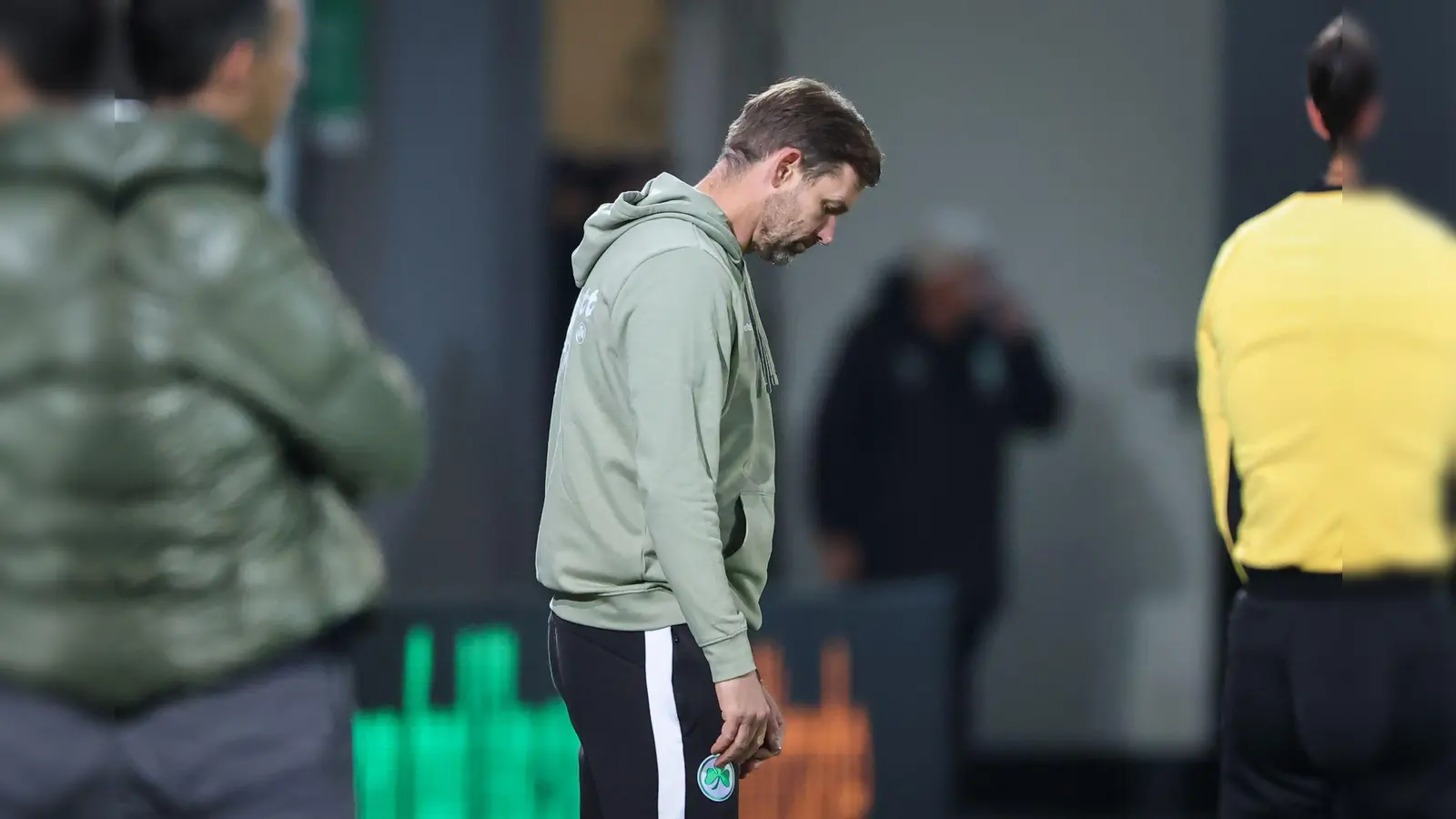 Der Druck auf Fürths Trainer Thomas Kleine wächst.  (Bild: Daniel Karmann/dpa)