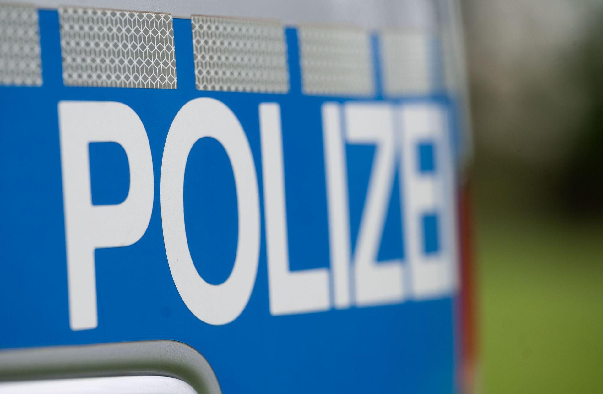 Die Polizei hat einen 20-jährigen Amberger in Gewahrsam genommen. (Symbolbild: Marijan Murat/dpa)