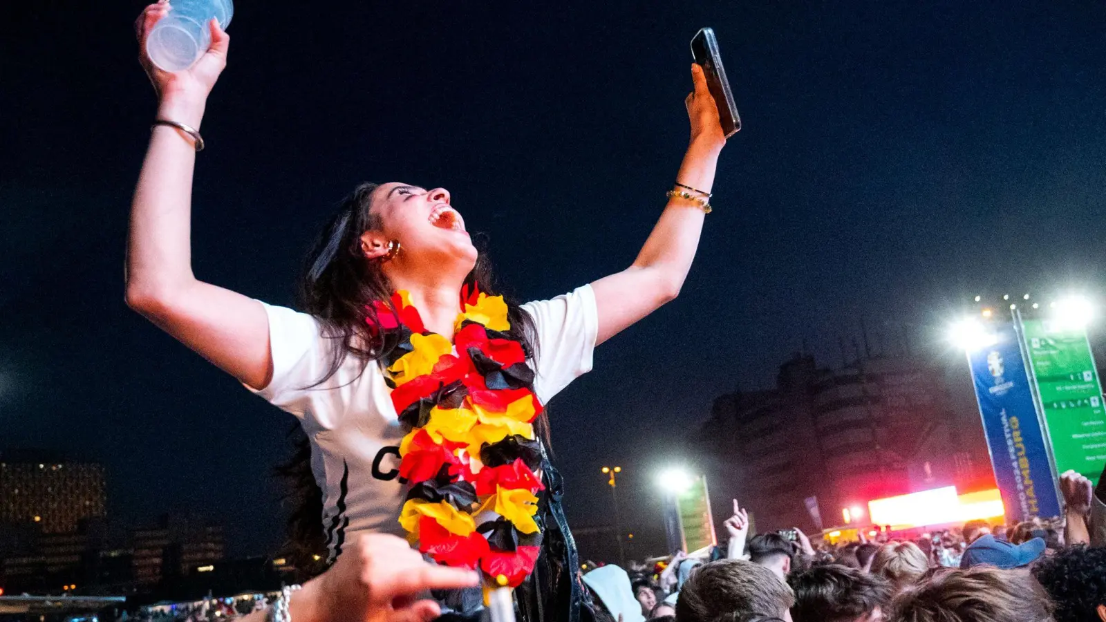 Gemeinsam mitfiebern und feiern bis in die Morgenstunden - das wird für viele Fans auch bei der diesjährigen Fußball-WM auf dem Plan stehen. (Archivbild) (Bild: Daniel Bockwoldt/dpa)