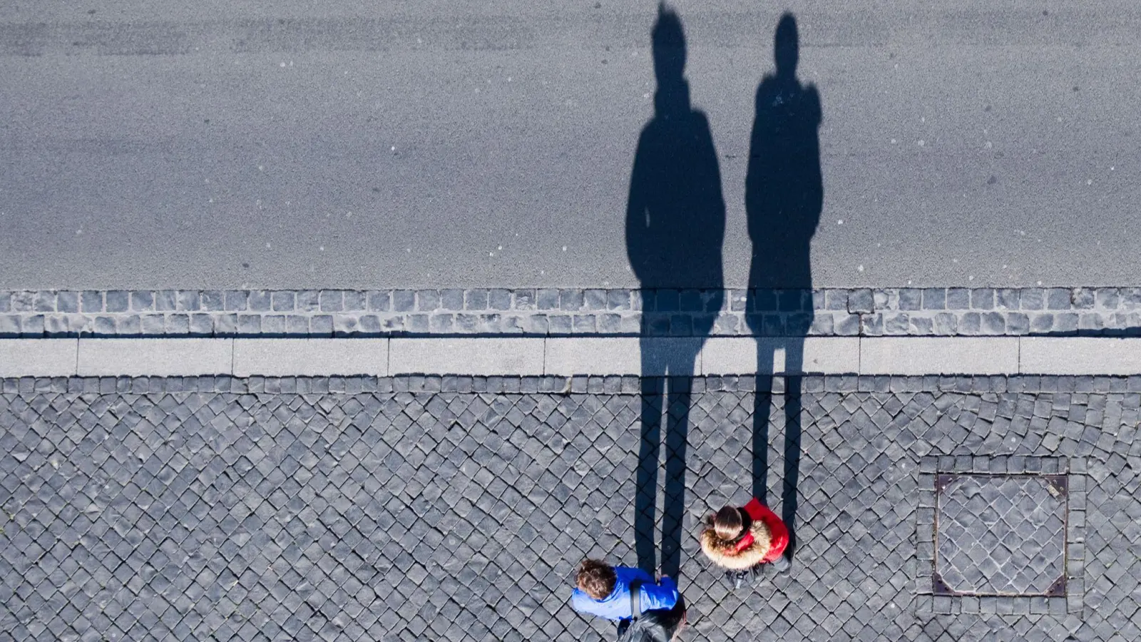 Die Beziehungszufriedenheit sinkt zunächst graduell. (Archivbild) (Bild: Julian Stratenschulte/dpa)