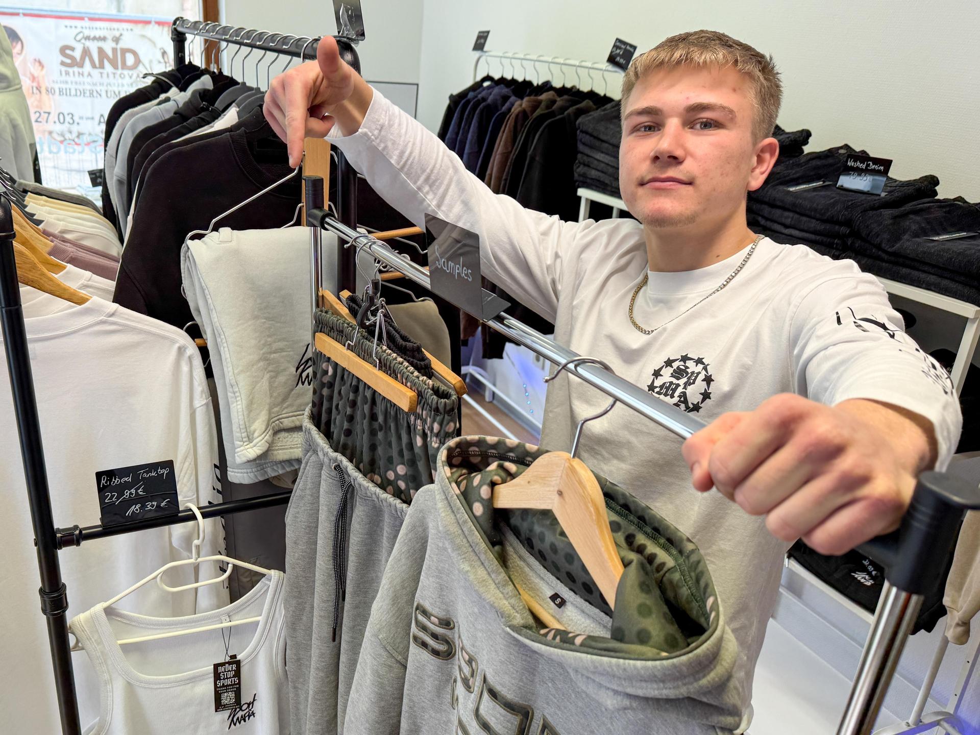 Zwei Wochen lang konnten Interessierte die Klamotten von „Sportmafia” im Pop-up-Store von Luca Luft in Amberg kaufen.  (Bild: Petra Hartl)