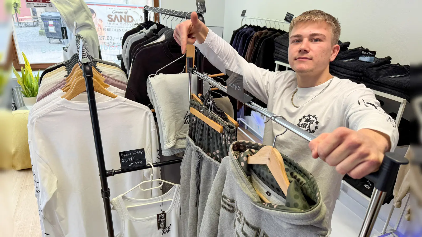 Zwei Wochen lang konnten Interessierte die Klamotten von „Sportmafia” im Pop-up-Store von Luca Luft in Amberg kaufen.  (Bild: Petra Hartl)