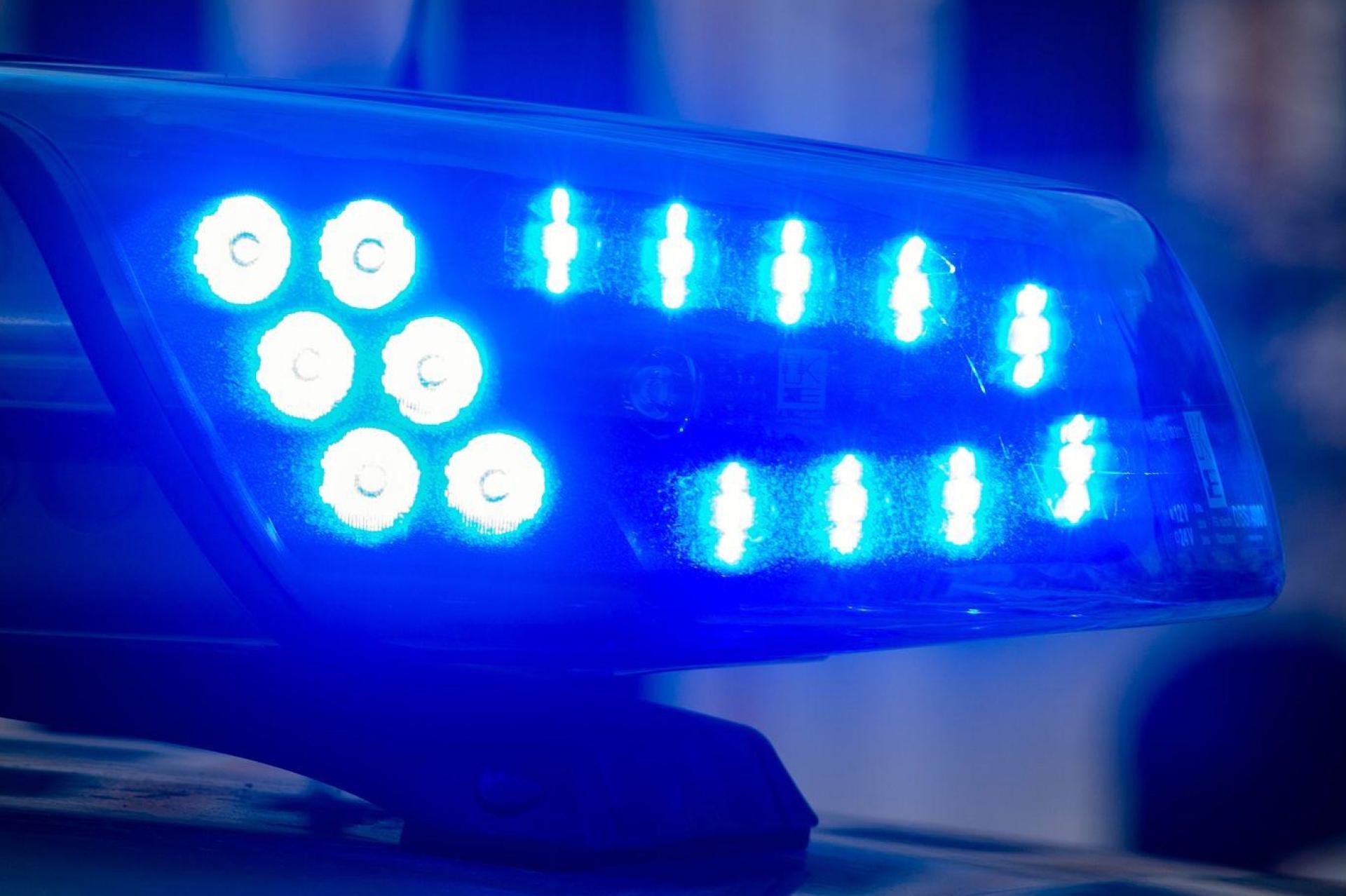 Nach einem Zusammenstoß in Amberg waren zwei Fahrzeuge nicht mehr fahrbereit. Die Feuerwehr leitete den Verkehr um (Symbolbild: Klaus-Dietmar Gabbert/dpa-Zentralbild/dpa)