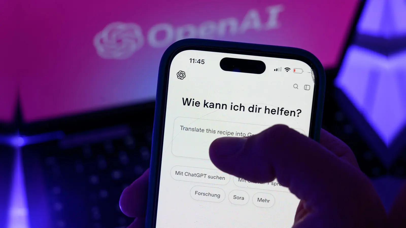 Chatbots wie ChatGPT werden von gar nicht mal so wenigen Menschen wie digitale Bezugspersonen empfunden. (Symbolbild) (Bild: Hendrik Schmidt/dpa)