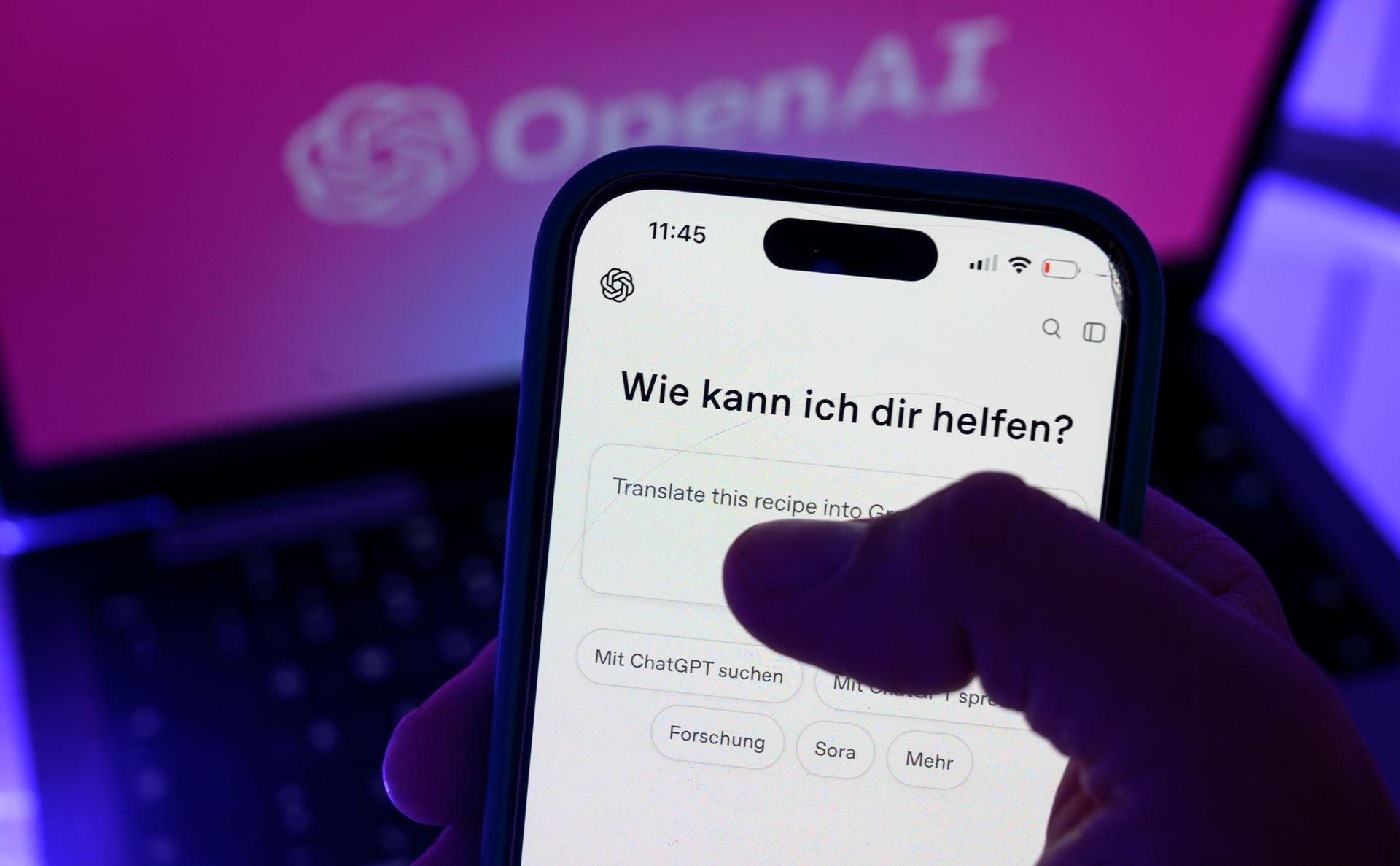 Chatbots wie ChatGPT werden von gar nicht mal so wenigen Menschen wie digitale Bezugspersonen empfunden. (Symbolbild) (Bild: Hendrik Schmidt/dpa)