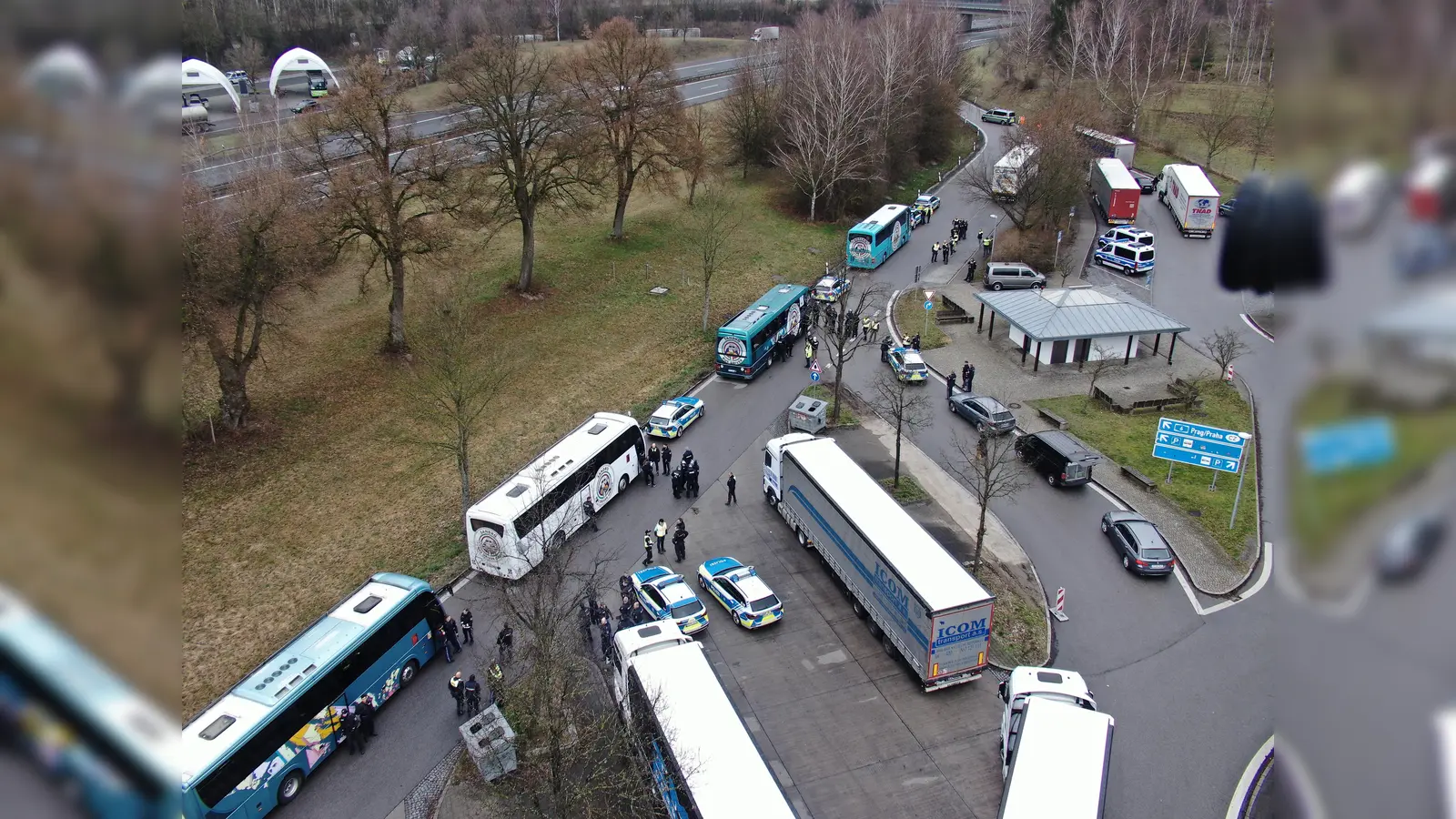 Auch eine Polizeidrohne war bei der Kontrolle der Fans im Einsatz. (Bild: Polizei Oberpfalz)