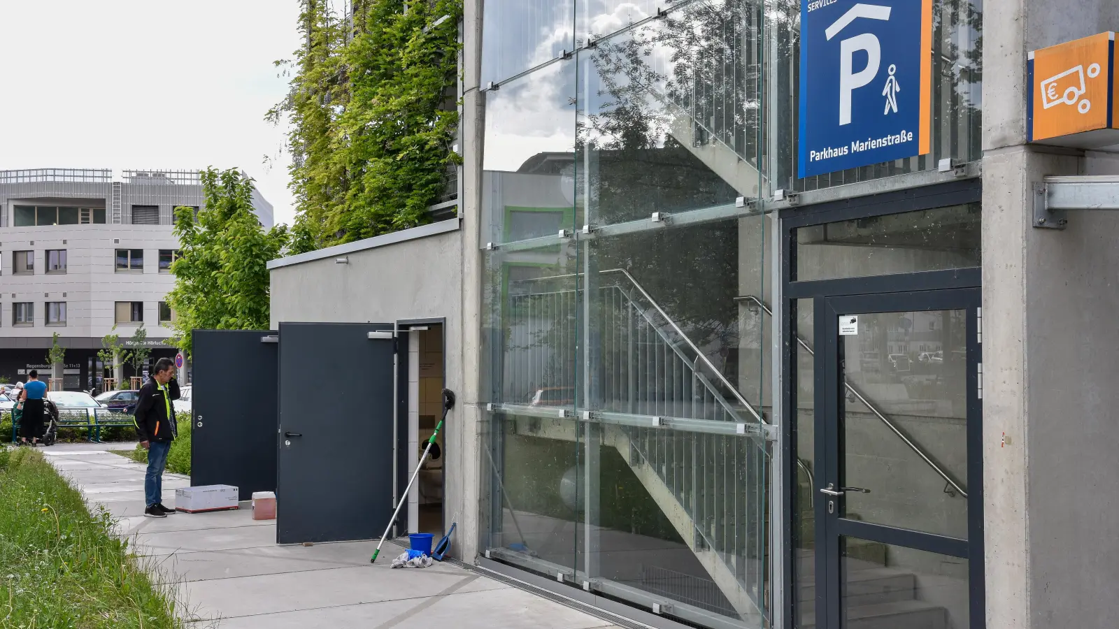 Die Toiletten am Parkhaus in der Marienstraße in Amberg wurden am Mittwoch saubergemacht. (Bild: Stephan Huber)