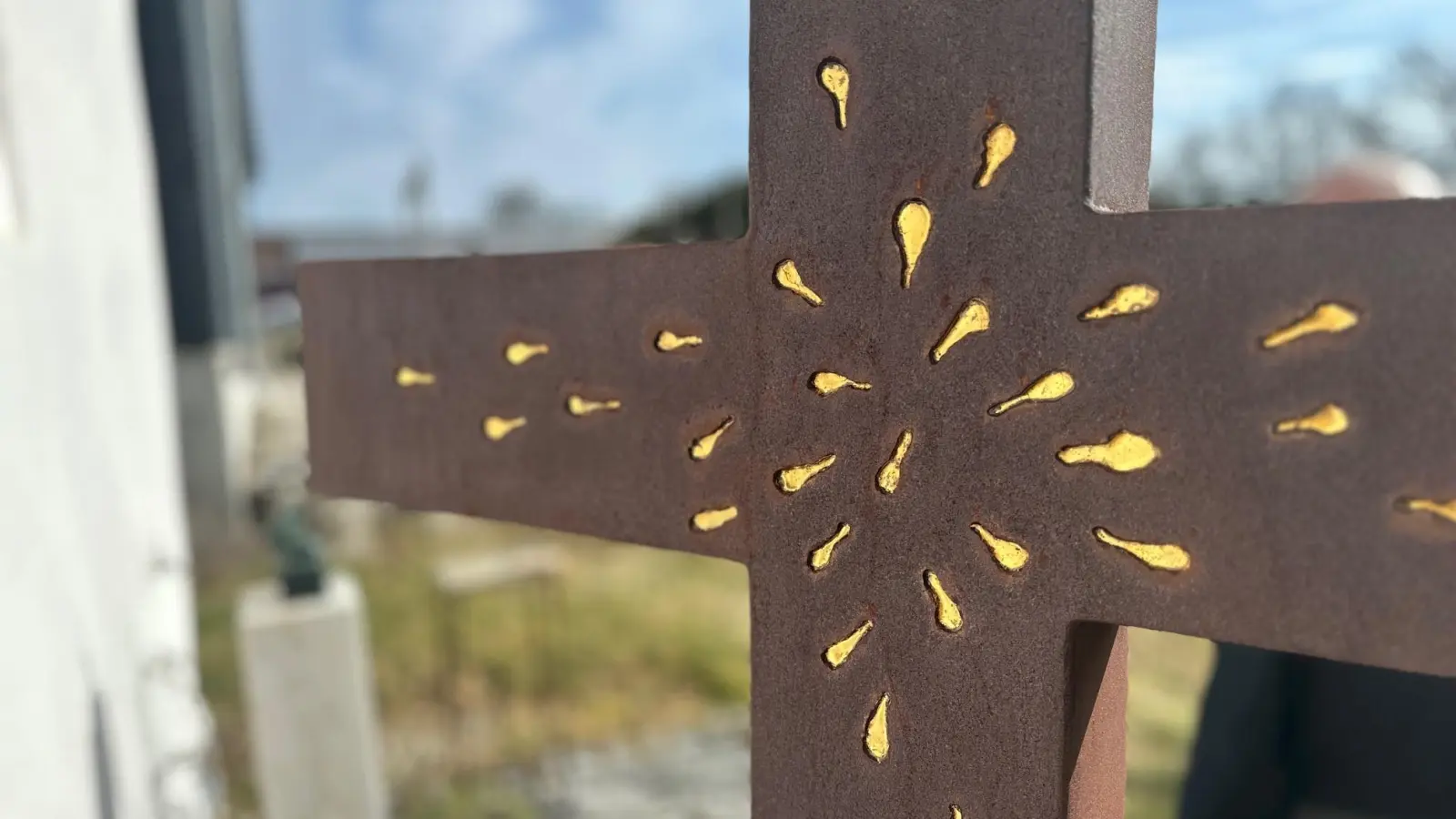 Unbekannte Täter haben das Gipfelkreuz am Monte Kaolino in Hirschau beschädigt.  (Bild: hdk)