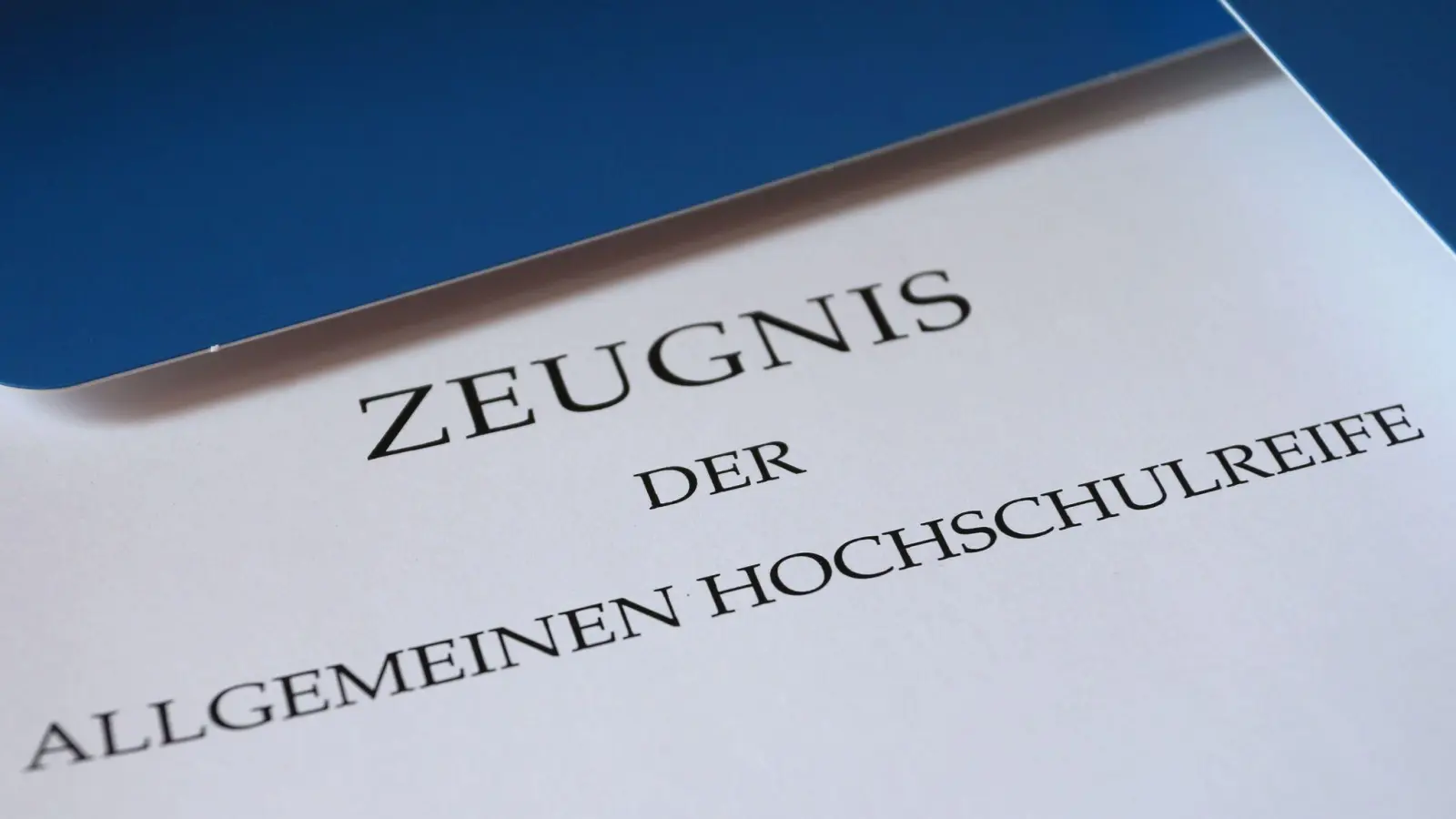 Endlich halten die bayerischen Gymnasiasten der Abschlussklassen 2025 es in den Händen: Ihr Zeugnis der allgemeinen Hochschulreife. (Archivbild) (Bild: Karl-Josef Hildenbrand/dpa)