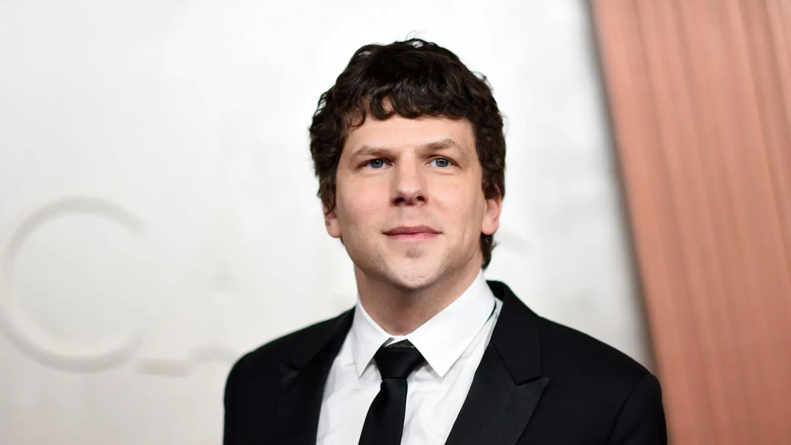 Jesse Eisenberg hat neben der US- nun auch die polnische Staatsbürgerschaft. (Archivbild) (Bild: Richard Shotwell/Invision/AP/dpa)