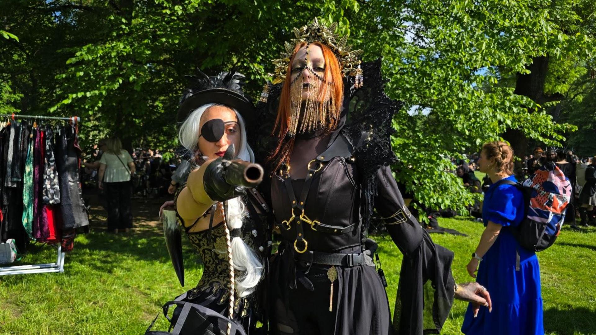 Das viktorianische Picknick beim Wave-Gotik-Treffen in Leipzig begeisterte die Besucher. (Bild: Richard Kirschner)