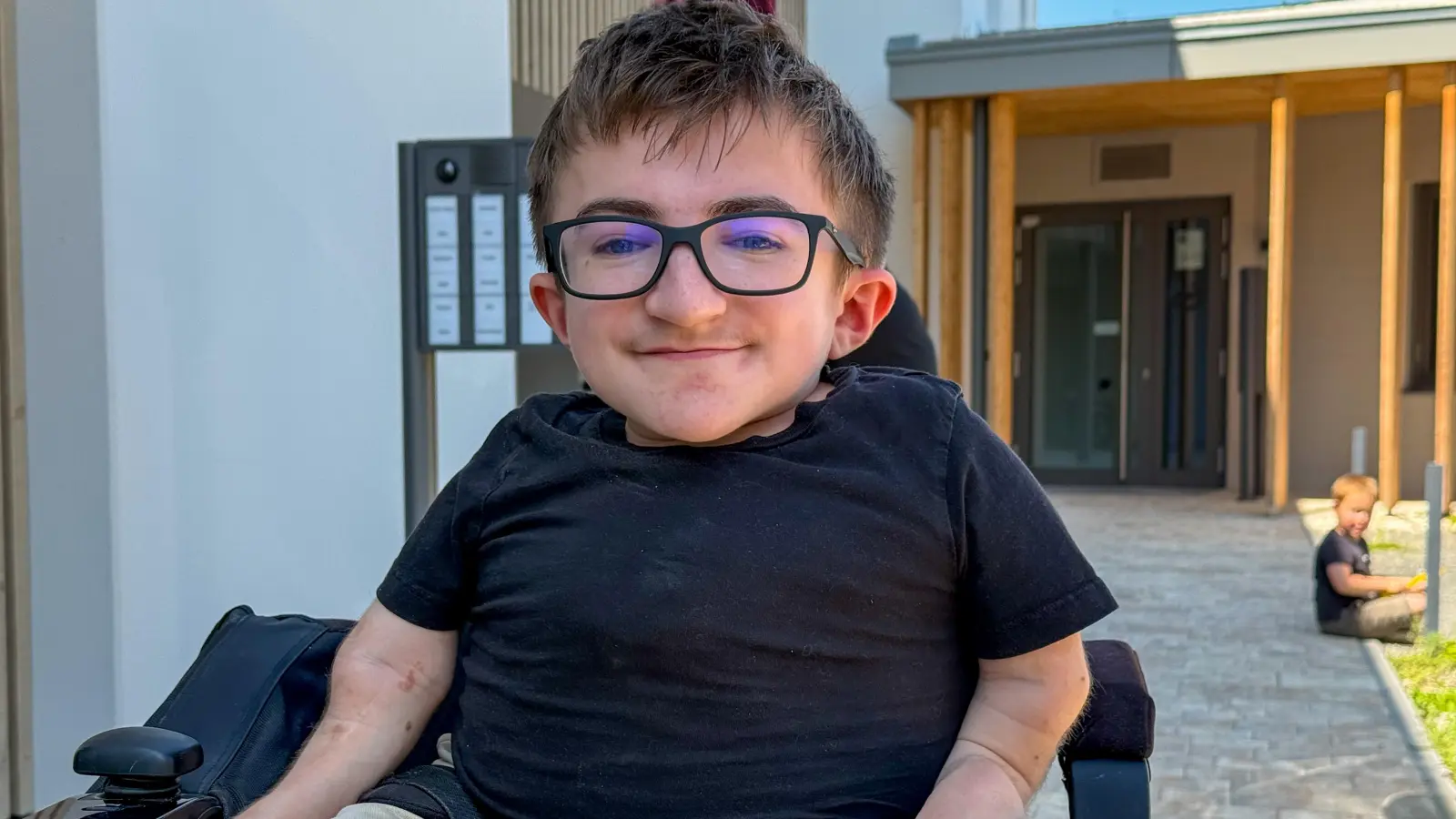 Ein Leben mit Glasknochen: Luca (17) sitzt seit seiner Geburt im Rollstuhl.  (Bild: Petra Hartl)