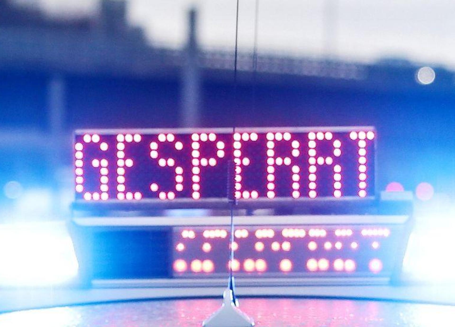 Die Autobahn 93 ist nach einem Unfall in Fahrtrichtung Regensburg gesperrt.  (Symbolbild: David Young/dpa)